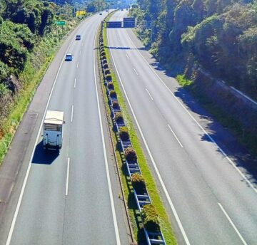 高速道路を走るトラック