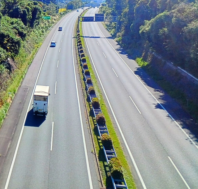 高速道路を走るトラック