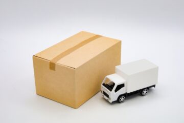 トラックと段ボール